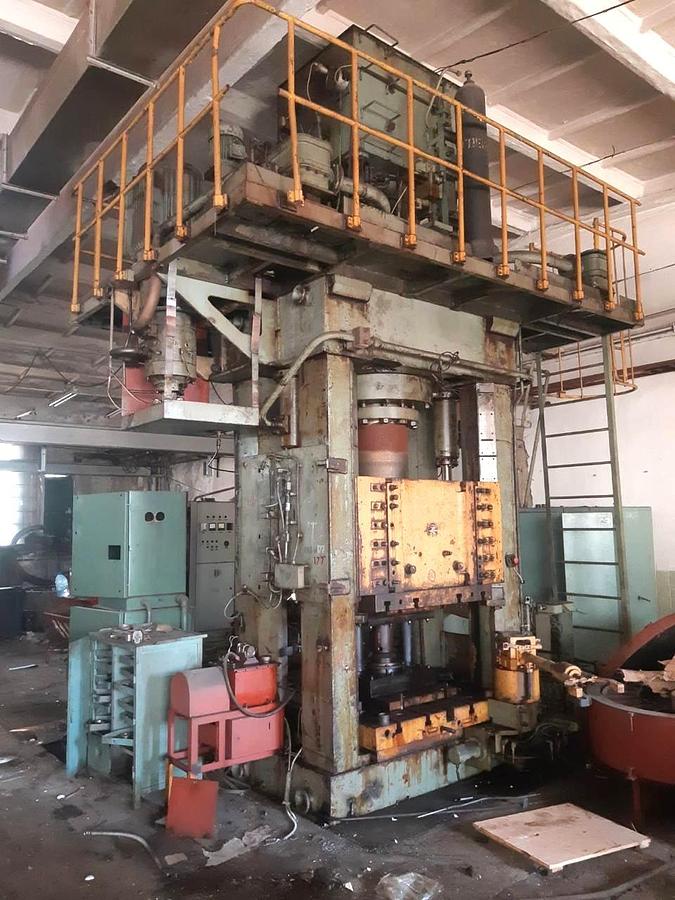 Used 630 tons Press Sheet Stamping Hydraulic Dnepropress 7738