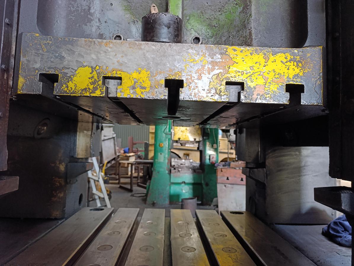 Used 400 tons Press Trimming TMP Voronezh Russia KA2536