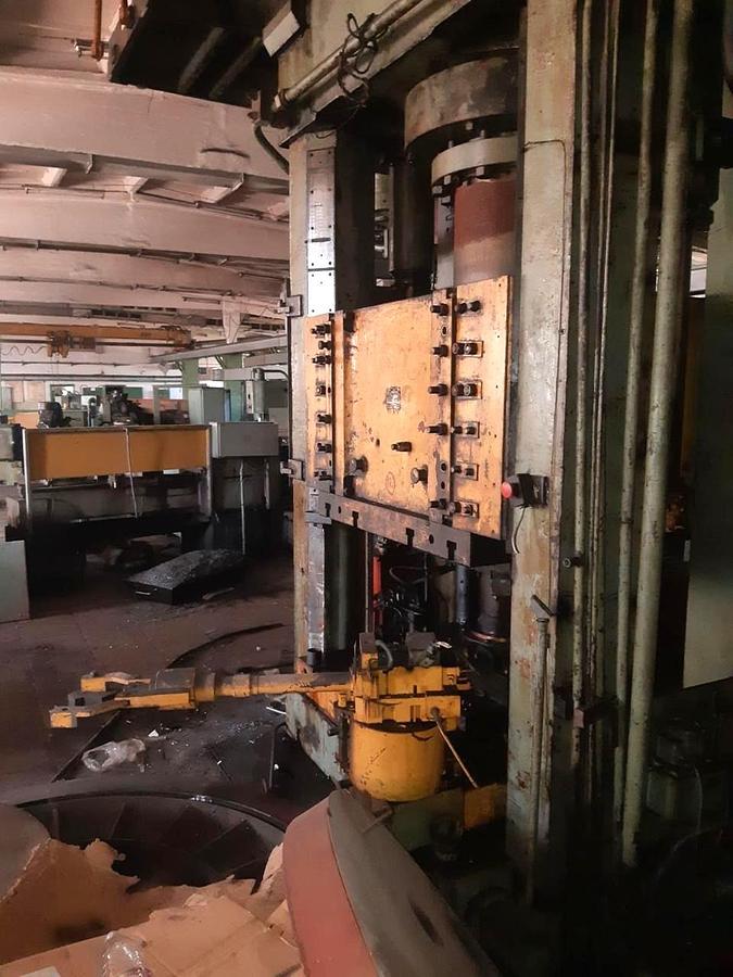 Used 630 tons Press Sheet Stamping Hydraulic Dnepropress 7738