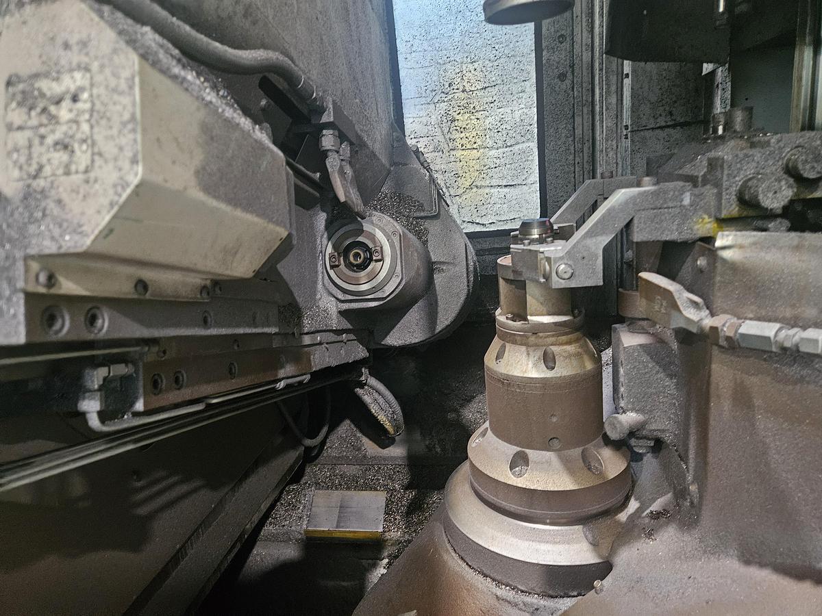 Used Gear Hobbing Machine CNC Hyundai HE-201LM