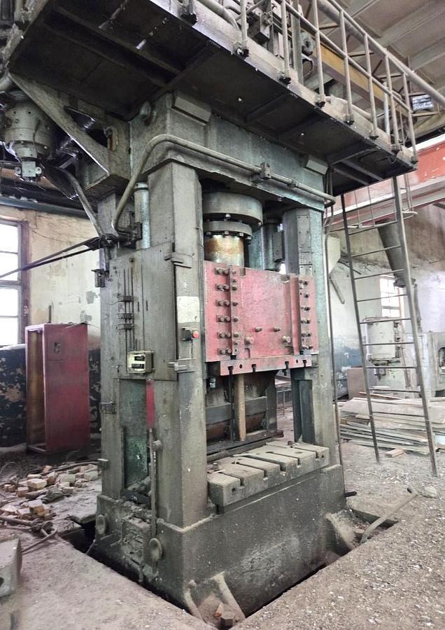 Used 630 tons Press Sheet Stamping Hydraulic Dnepropress PB7738