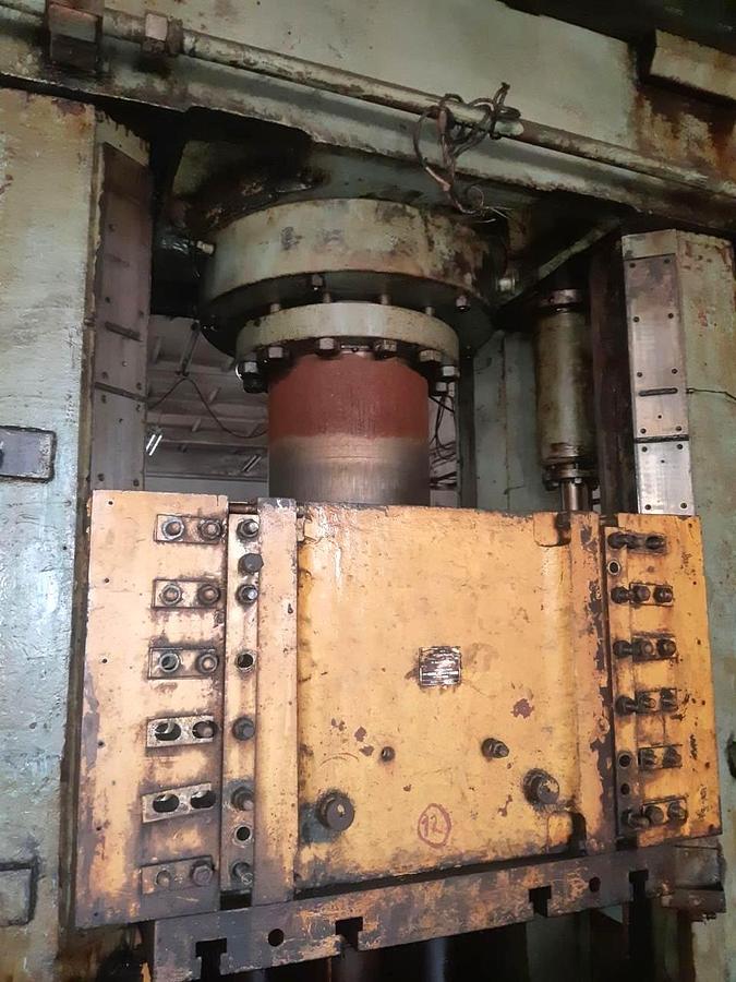 Used 630 tons Press Sheet Stamping Hydraulic Dnepropress 7738