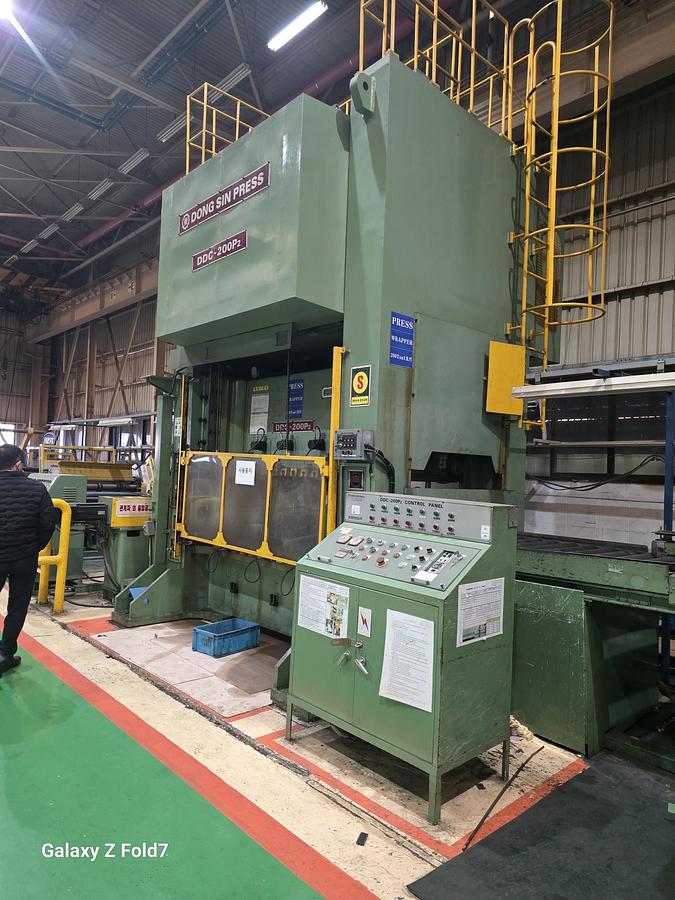 Used 300 tons Press Sheet Stamping Mechanical TongMyung