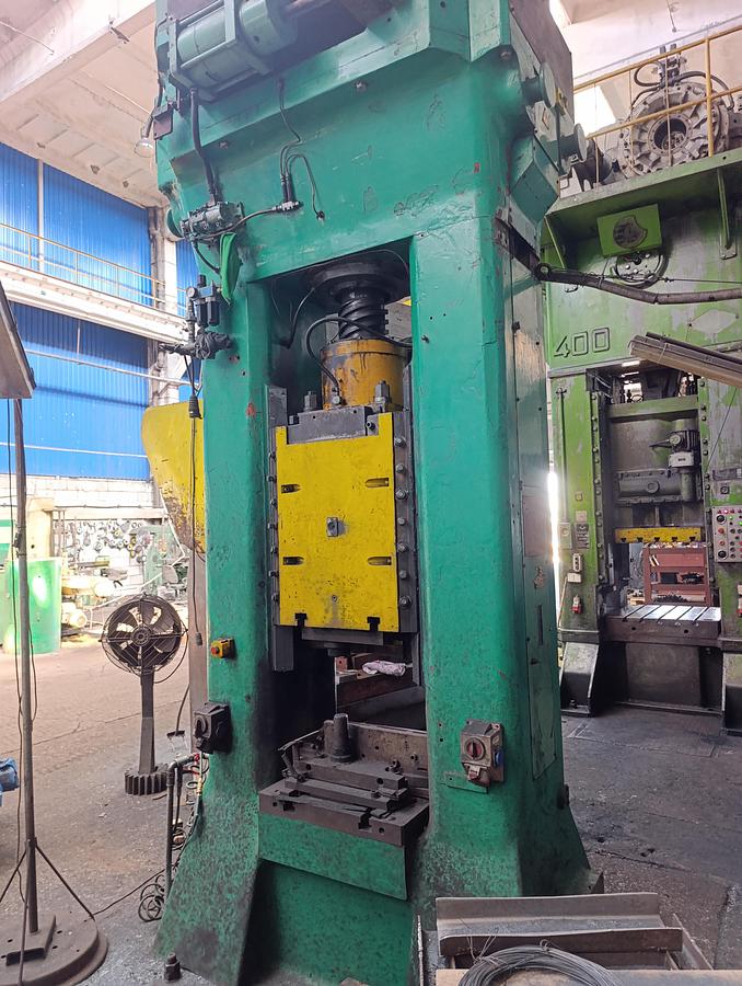 Used 400 tons Press Trimming VEB Heckert PKZ400.1