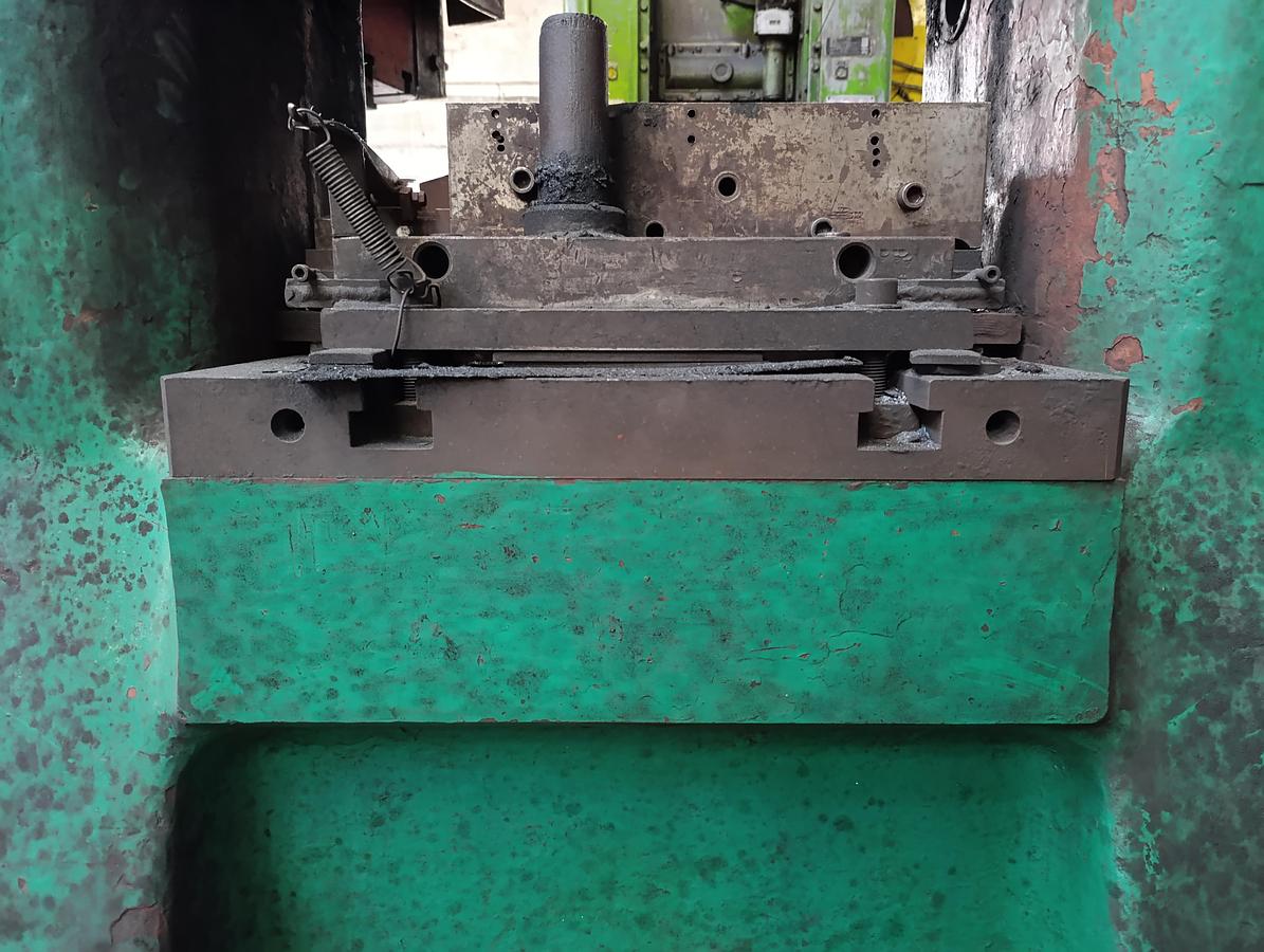 Used 400 tons Press Trimming VEB Heckert PKZ400.1