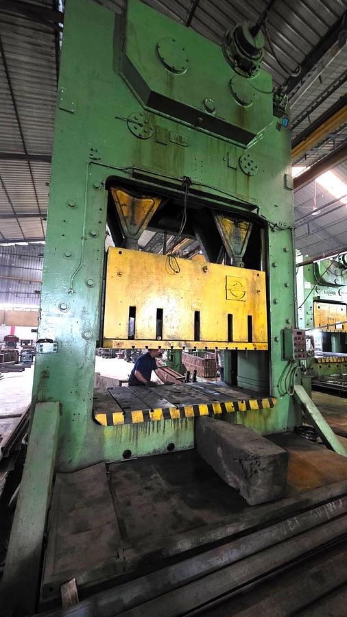 Used 400 tons Press Trimming Wilkins & Mitchell
