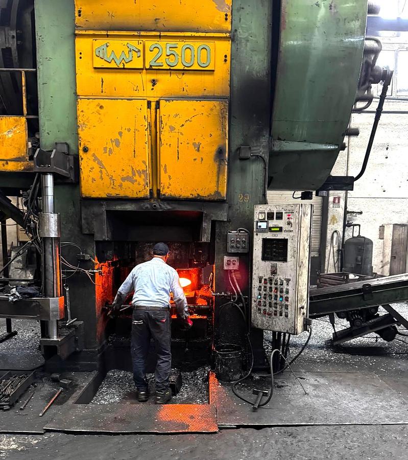 Used 2500 tons Press Hot Forging KB8544
