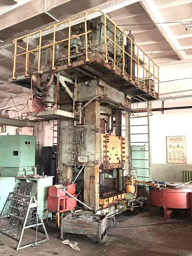 Used 630 tons Press Sheet Stamping Hydraulic Dnepropress 7738