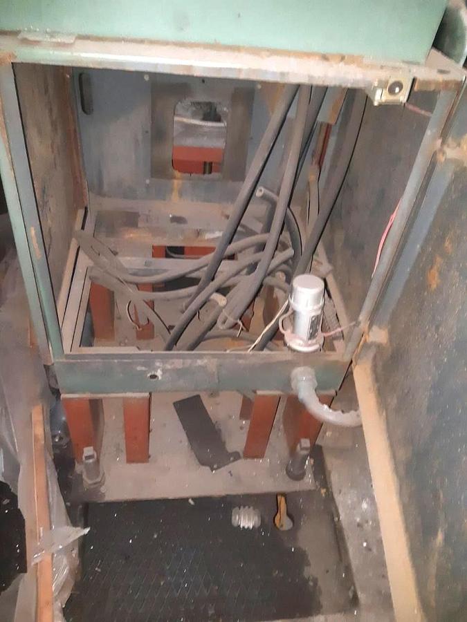 Used 630 tons Press Sheet Stamping Hydraulic Dnepropress 7738