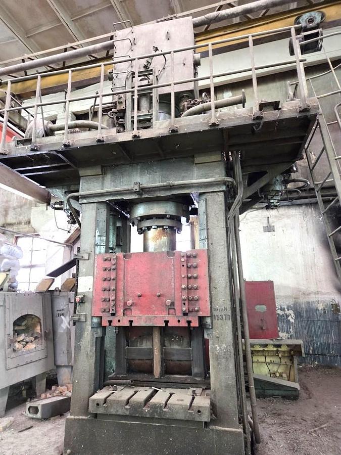 Used 630 tons Press Sheet Stamping Hydraulic Dnepropress PB7738