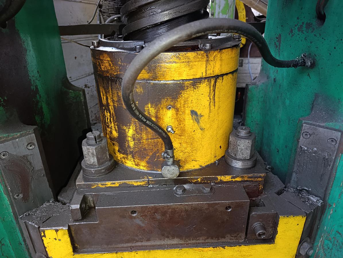 Used 400 tons Press Trimming VEB Heckert PKZ400.1