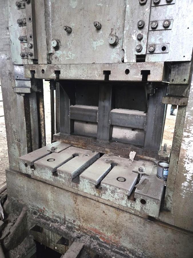 Used 630 tons Press Sheet Stamping Hydraulic Dnepropress PB7738