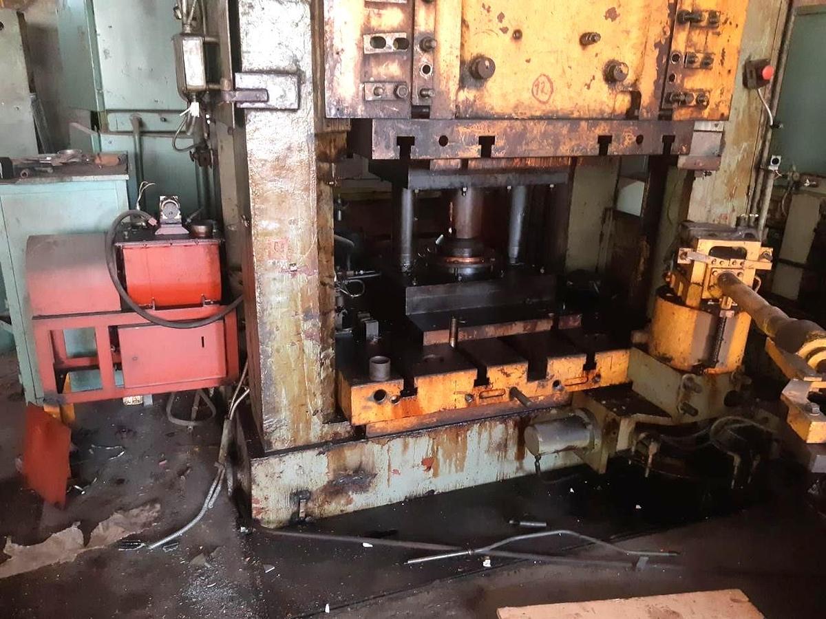 Used 630 tons Press Sheet Stamping Hydraulic Dnepropress 7738