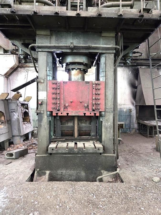 Used 630 tons Press Sheet Stamping Hydraulic Dnepropress PB7738