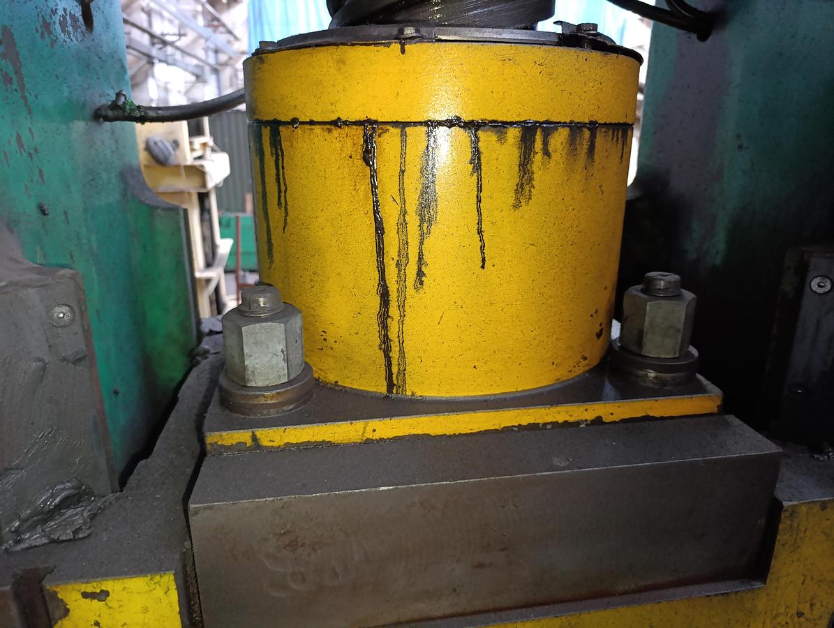 Used 400 tons Press Trimming VEB Heckert PKZ400.1