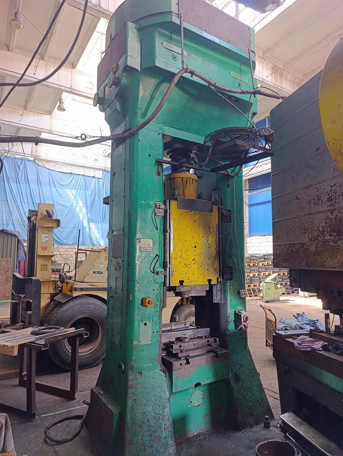 Used 400 tons Press Trimming VEB Heckert PKZ400.1