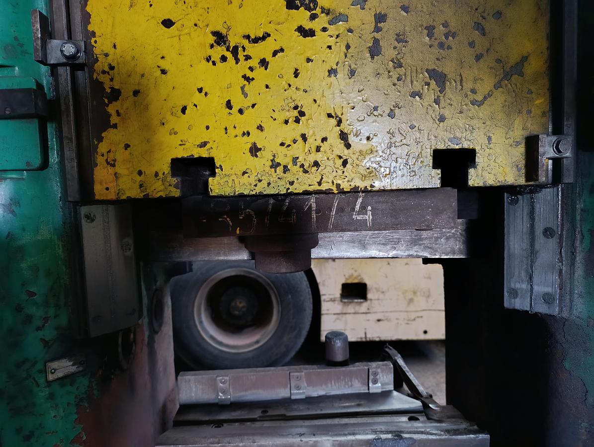 Used 400 tons Press Trimming VEB Heckert PKZ400.1