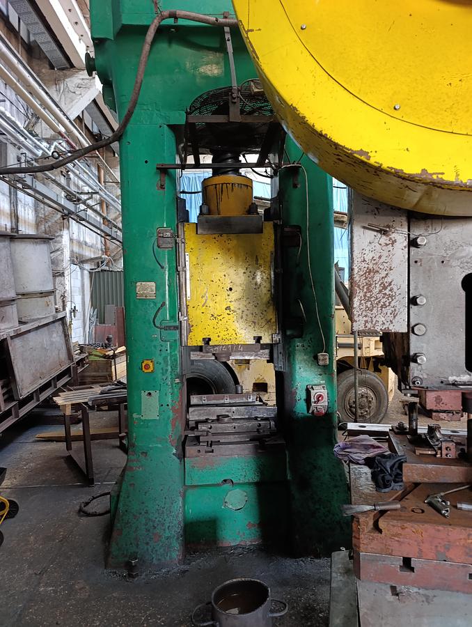 Used 400 tons Press Trimming VEB Heckert PKZ400.1