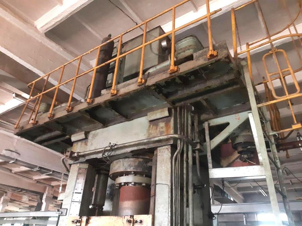 Used 630 tons Press Sheet Stamping Hydraulic Dnepropress 7738