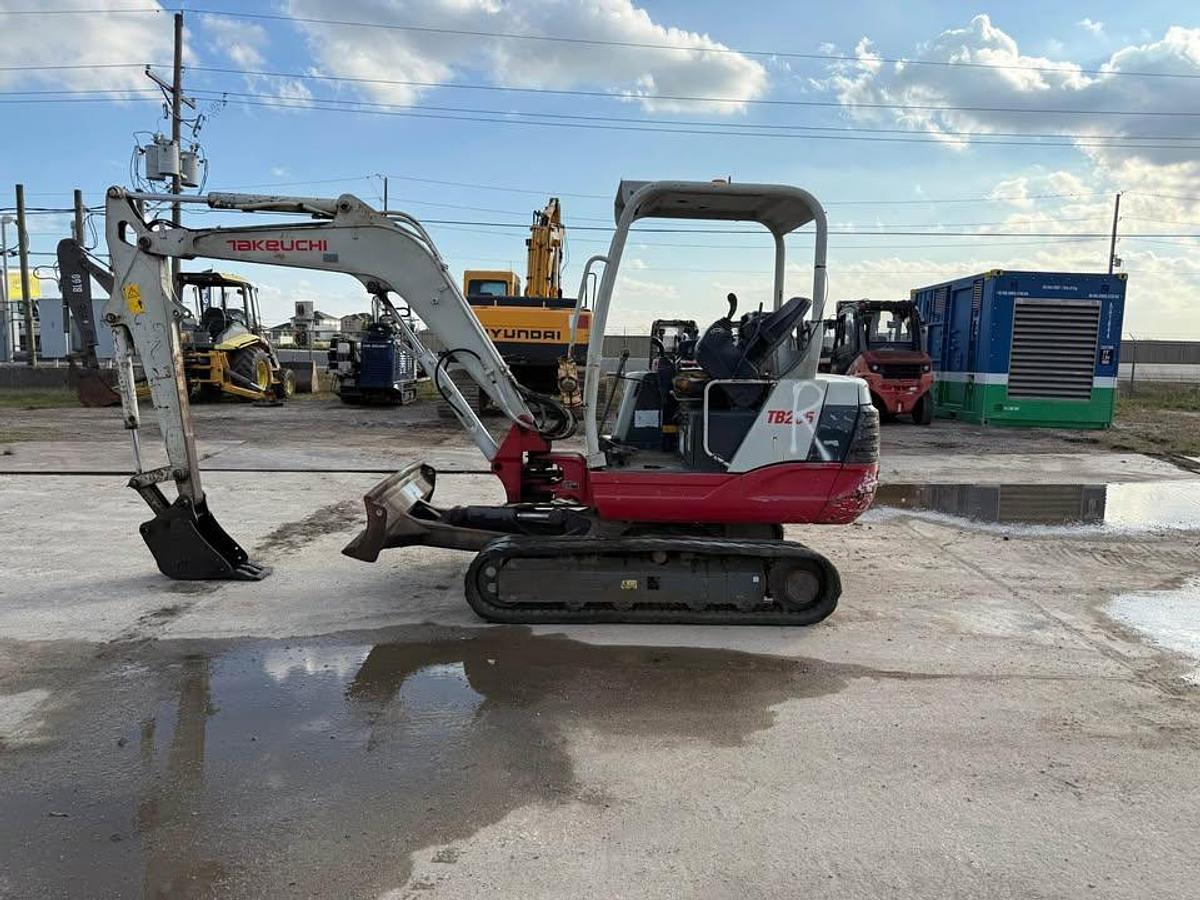 Used 2010 TAKEUCHI TB 235R