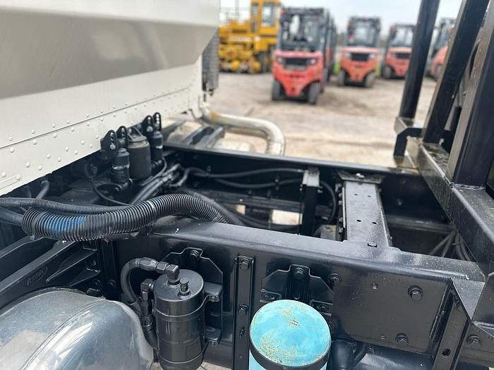 Used 2001 PETERBUILT 357 CRANE TRUCK