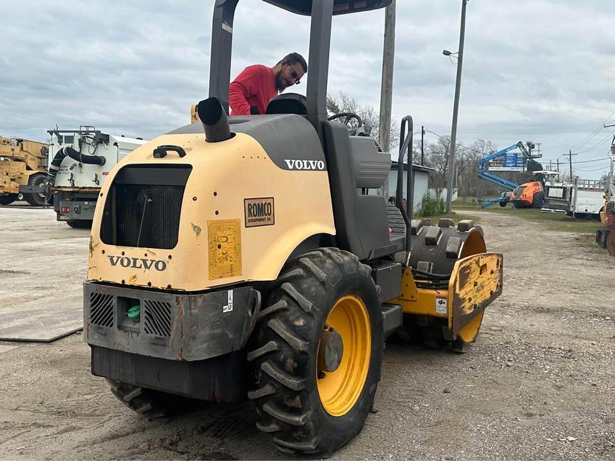 Used 2016 VOLVO SD45 SINGLE DRUM
