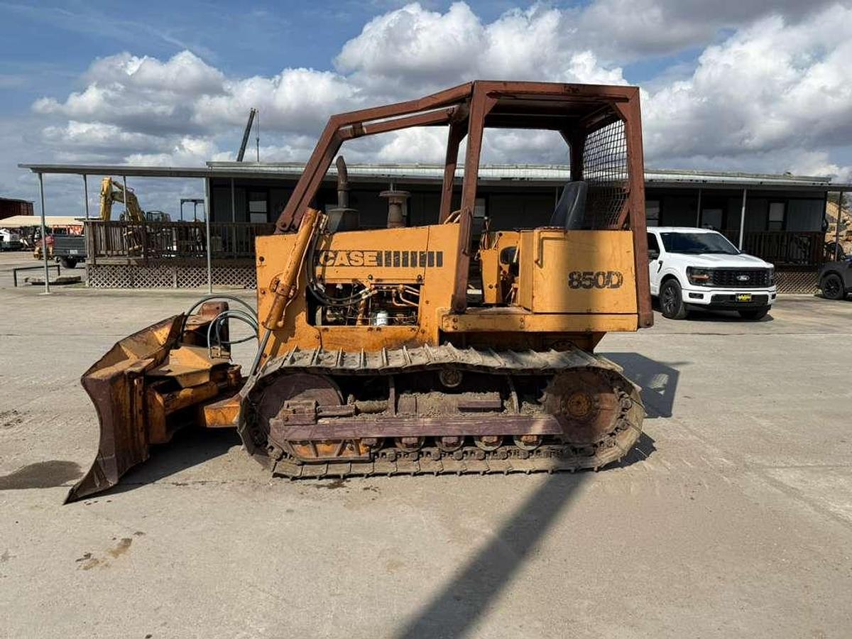 Used CASE 850D