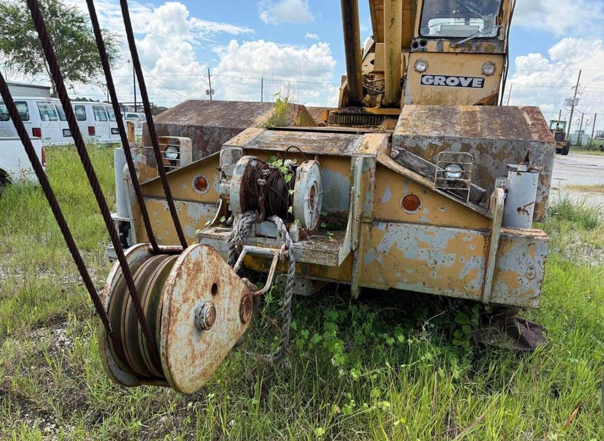 Used 1976 GROVE ROUGH TERRAIN CRANE