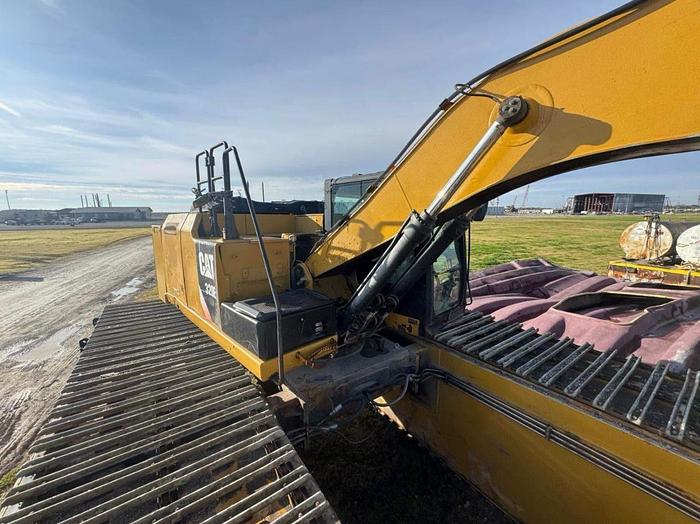 Used CAT 320 EL ON PONTOONS