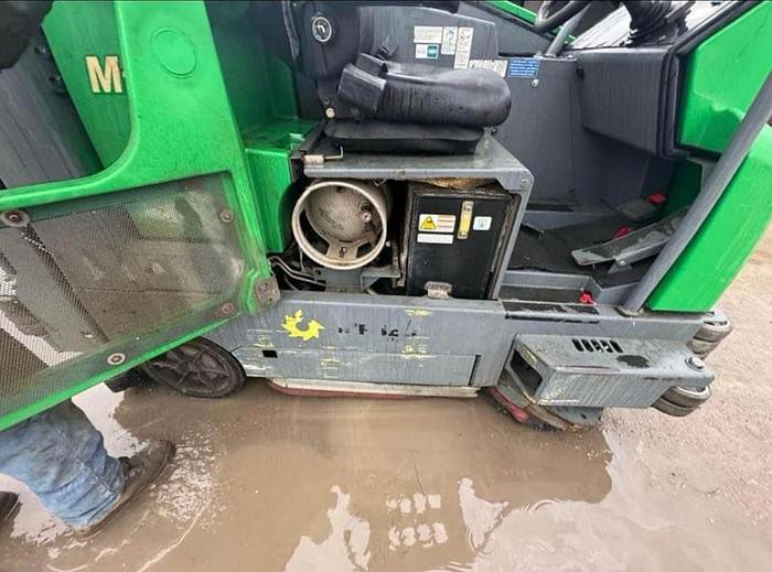 Used 2015 TENNANT M20 RIDE ON SWEEPER