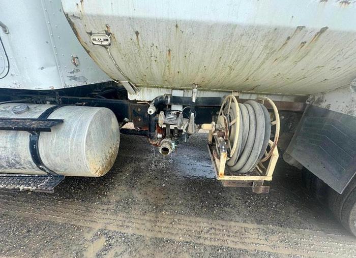 Used 1999 INTERNATIONAL 4,000 GALLON WATER TRUCK