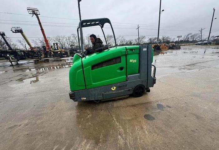 Used 2015 TENNANT M20 RIDE ON SWEEPER