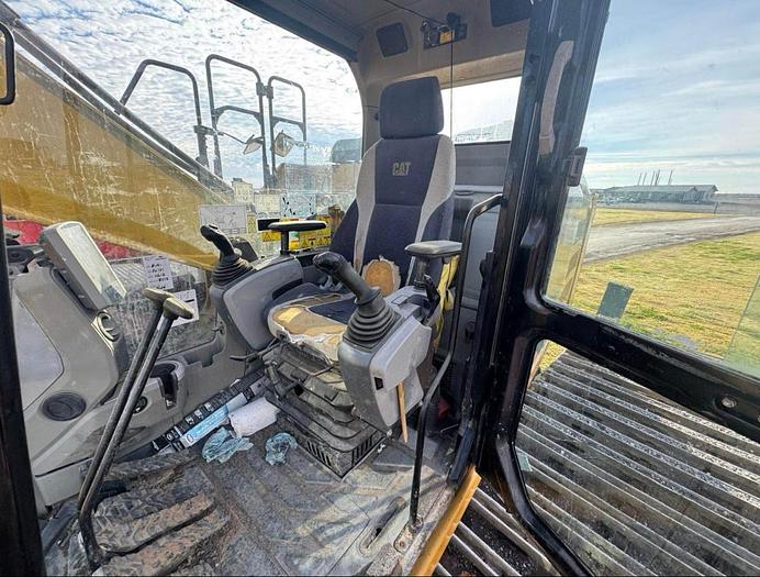 Used CAT 320 EL ON PONTOONS