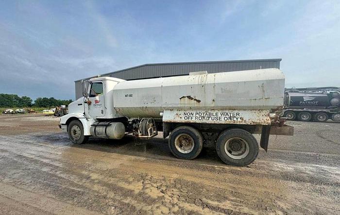 Used 1999 INTERNATIONAL 4,000 GALLON WATER TRUCK
