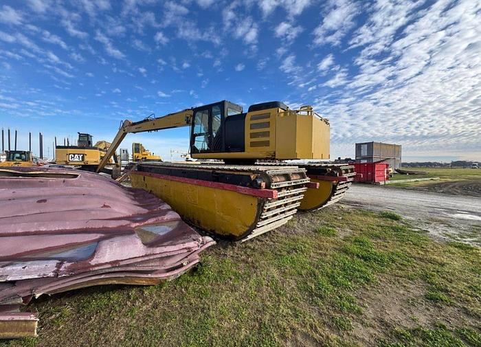 Used CAT 320 EL ON PONTOONS