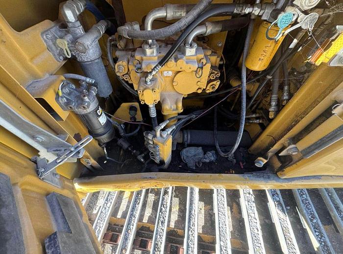 Used CAT 320 EL ON PONTOONS