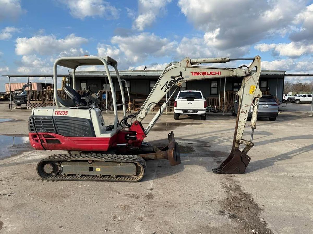 Used 2010 TAKEUCHI TB 235R