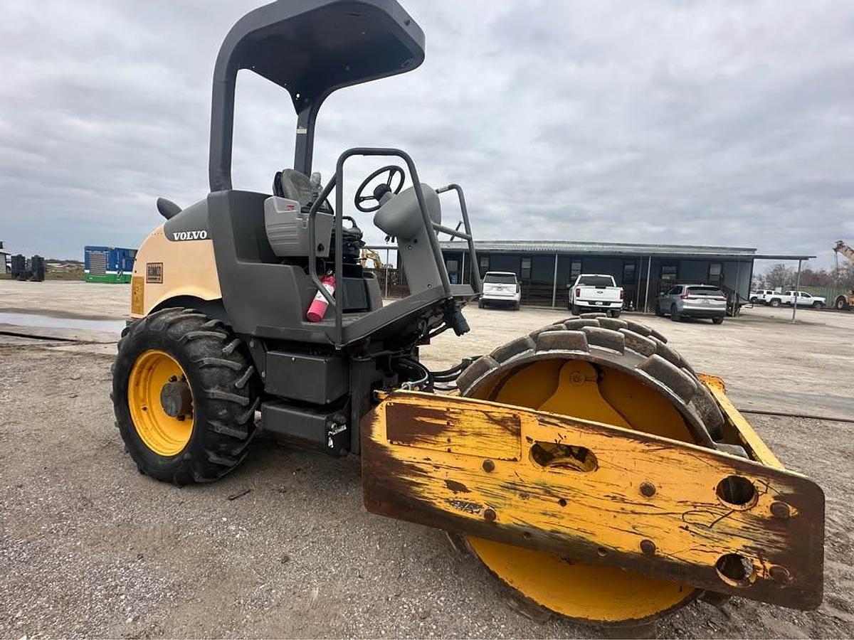 Used 2016 VOLVO SD45 SINGLE DRUM