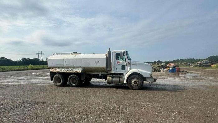 Used 1999 INTERNATIONAL 4,000 GALLON WATER TRUCK