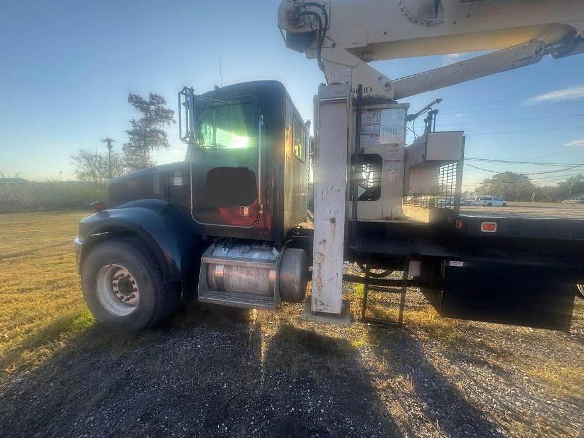 Used 2004 NATIONAL 800D SERIES BOOM TRUCK ON PETERBILT PB330