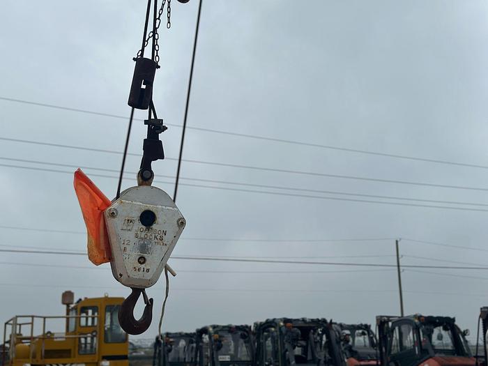 Used 2001 PETERBUILT 357 CRANE TRUCK