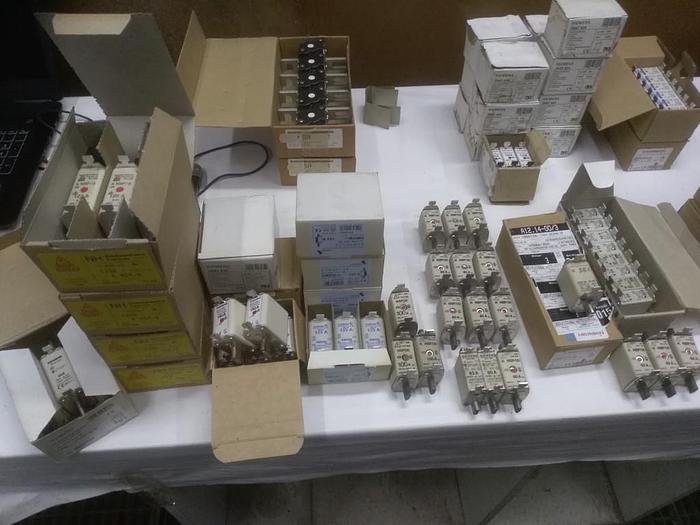 583 pezzi di fusibili NH nuovi da 6A a 1600A vari produttori merce insolvente come nuovi -80%