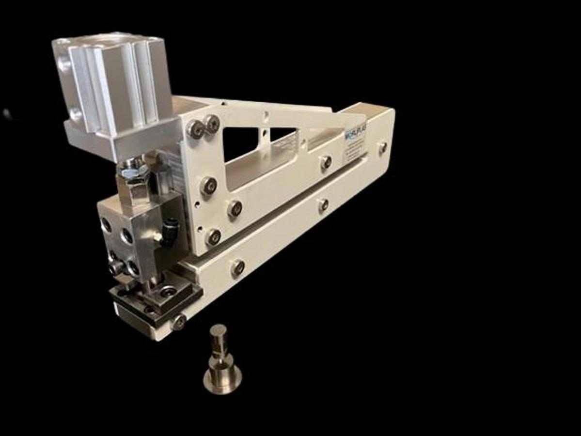 Interchangeable clean cut punching unit for side and bottom weld machines