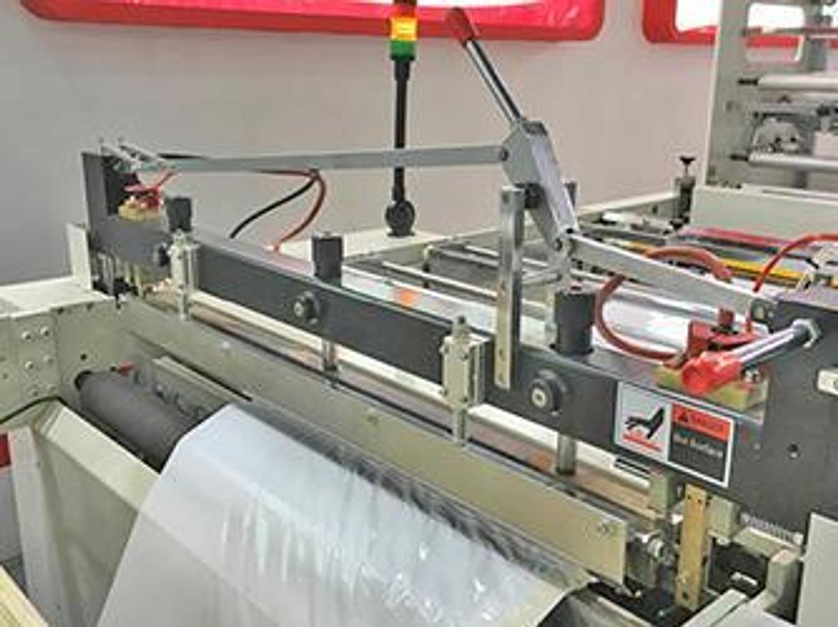2026 Chovyting CW-1000PG Fully Automatic Draw Tape Garbage Bag Making Machine for Performation Bag-on-Roll