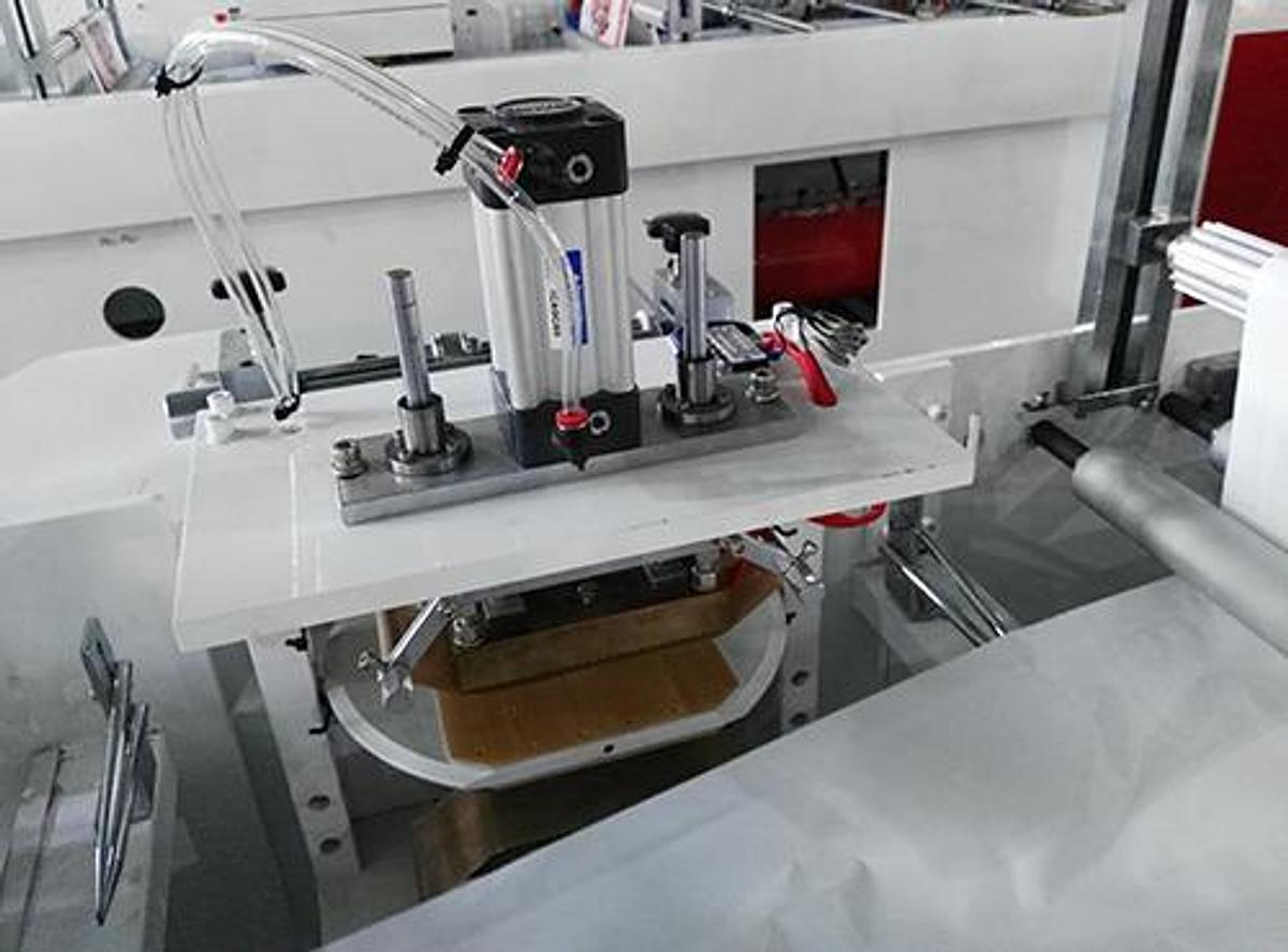 2026 Chovyting CW-800SDP Fully Automatic High Speed Handle Bag Making Machine