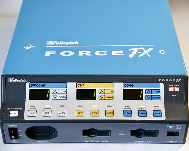 Used VALLEYLAB COVIDIEN FORCE FX-C ELECTROSURGICAL GENERATOR WITH FOOTSWITCH AND CART, E6008