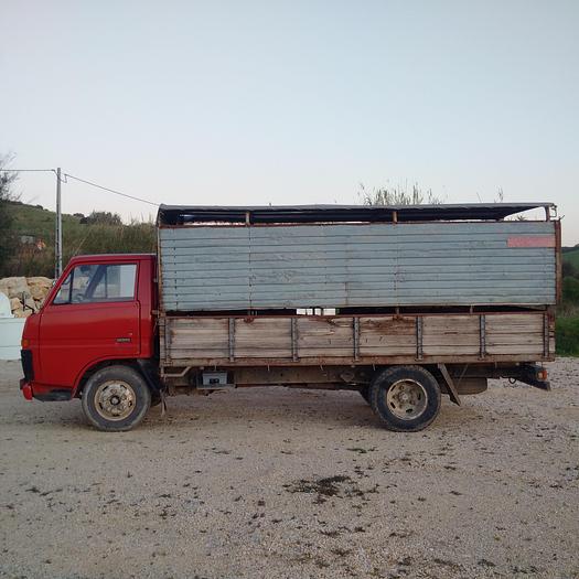 Usado 1983 TOYOTA Dyna BU30 / 300 livestock truck