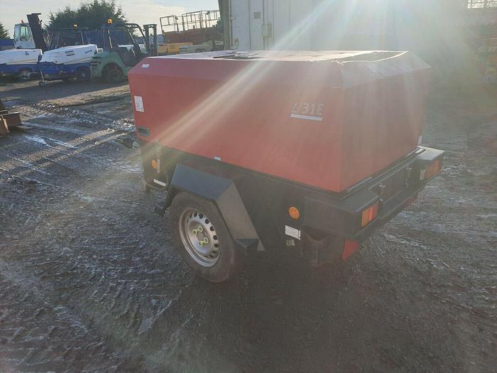 Used DOOSAN INGERSOLL RAND 7/31E DIESEL PORTABLE AIR COMPRESSOR WITH 110V GENERATOR