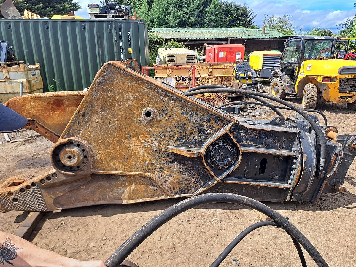 Used Caterpillar S325 scrap shear