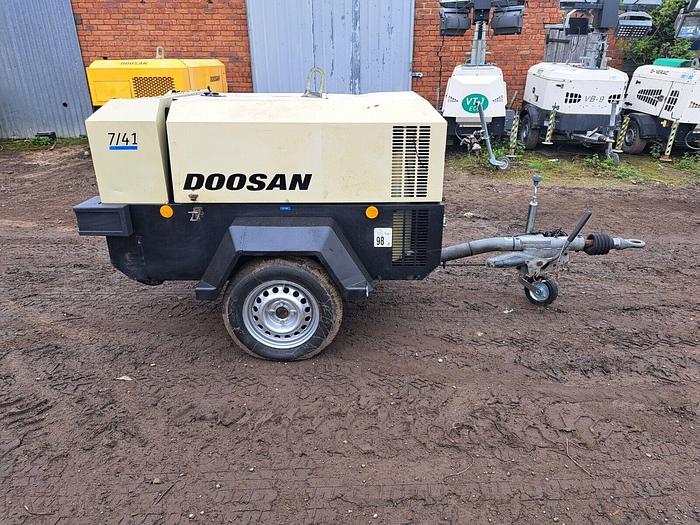 Used DOOSAN INGERSOLL RAND 7/41 DIESEL PORTABLE AIR COMPRESSOR Low Hours